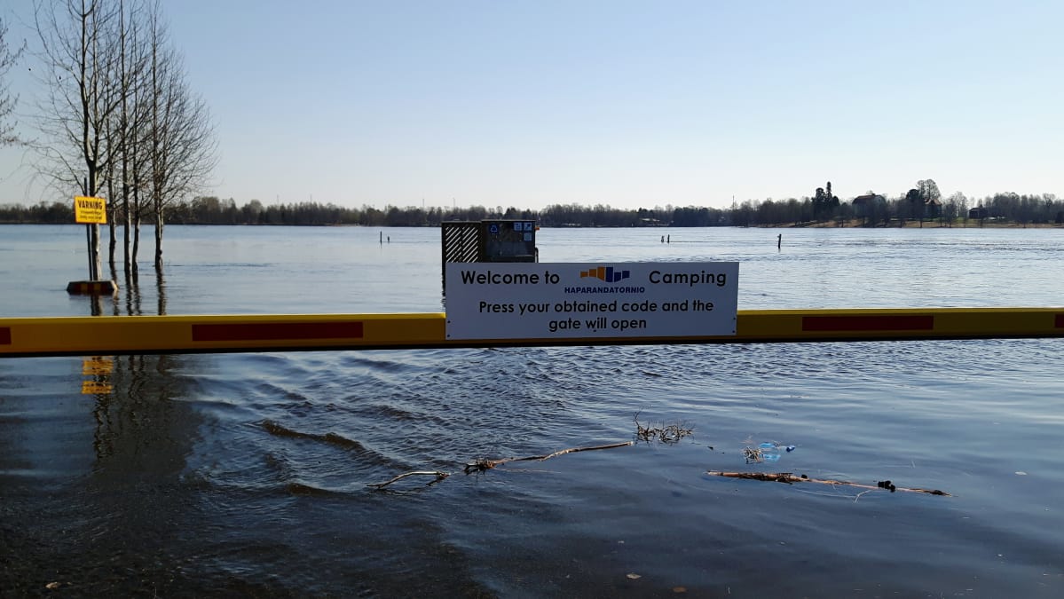Tornionjoki tulvii.