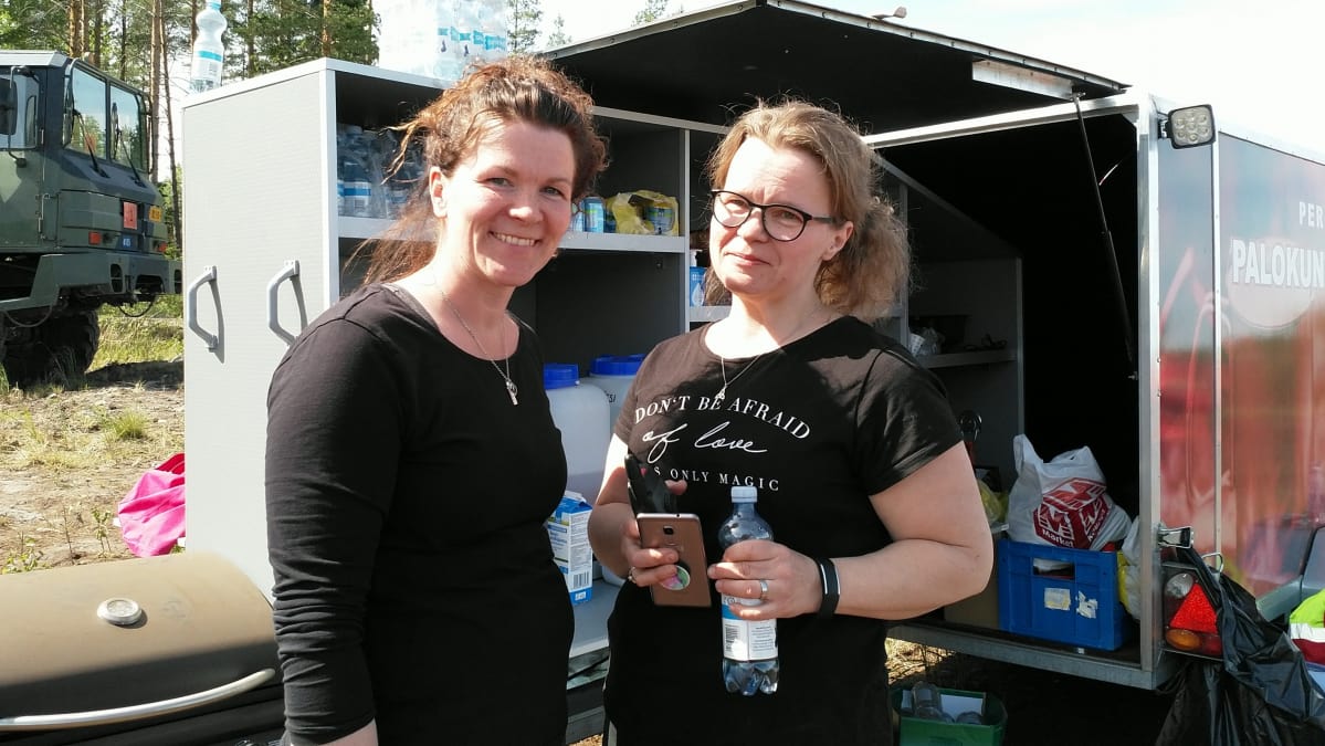 Kuvassa Elina Holopainen Kaisa Kytölä poseeraavat kiireen keskellä.