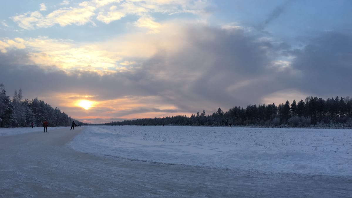 Nummelan lentokentällä on talvisin retkiluistelurata.