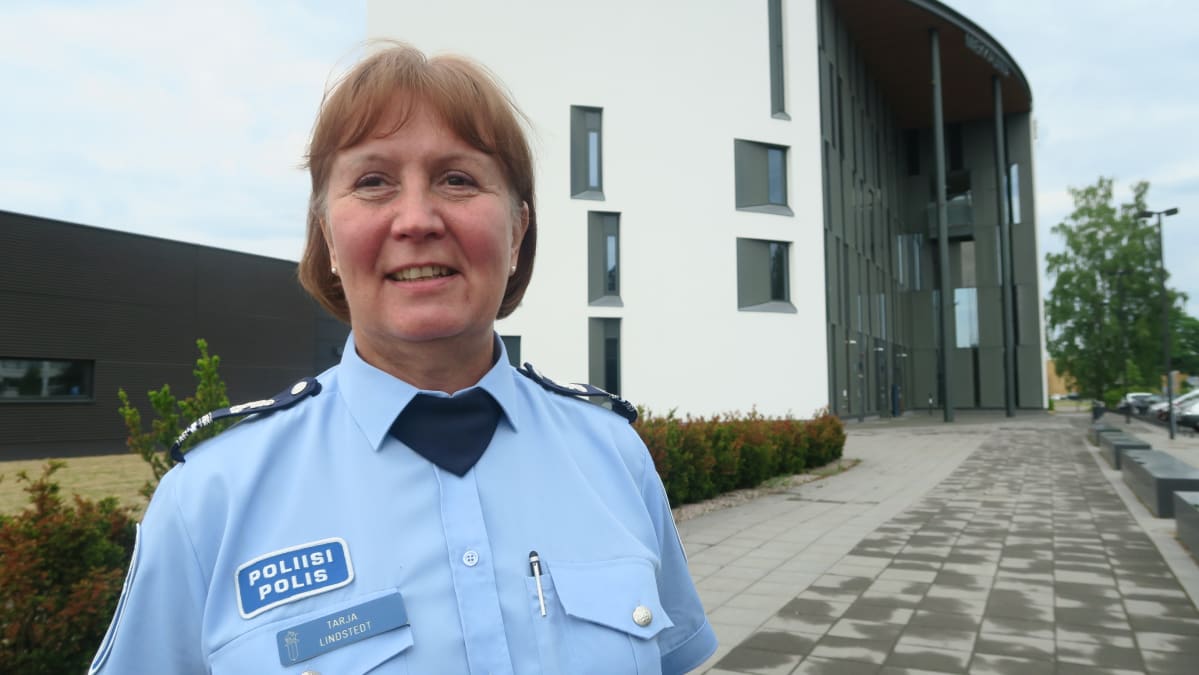 Komisario Tarja Lindstedt Hämeen poliisilaitoksen edessä Hämeenlinnassa.