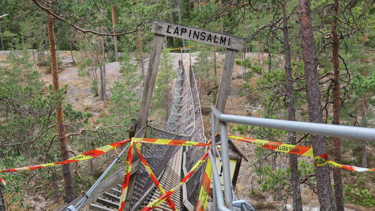 riippusilta Repoveden kansallispuistossa, silta eristetty nauhoilla, Lapinsalmi