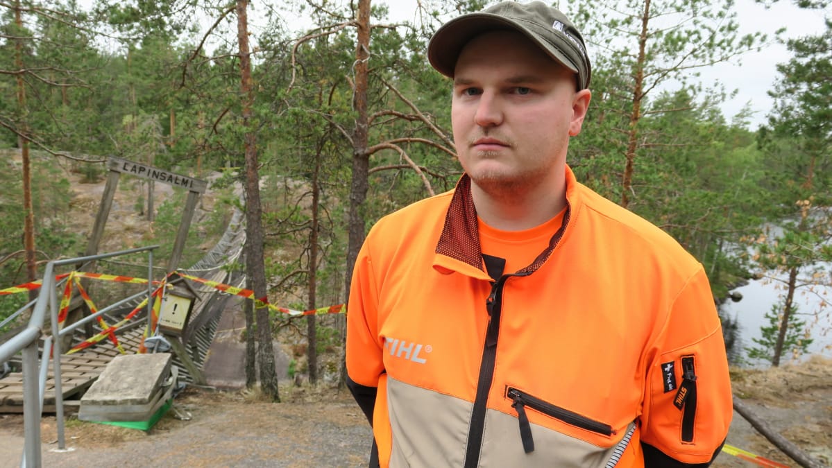 Repoveden kansallispuiston puistomestari Mikko Suosalmi, hajonnut ja suljettu riippusilta taustalla