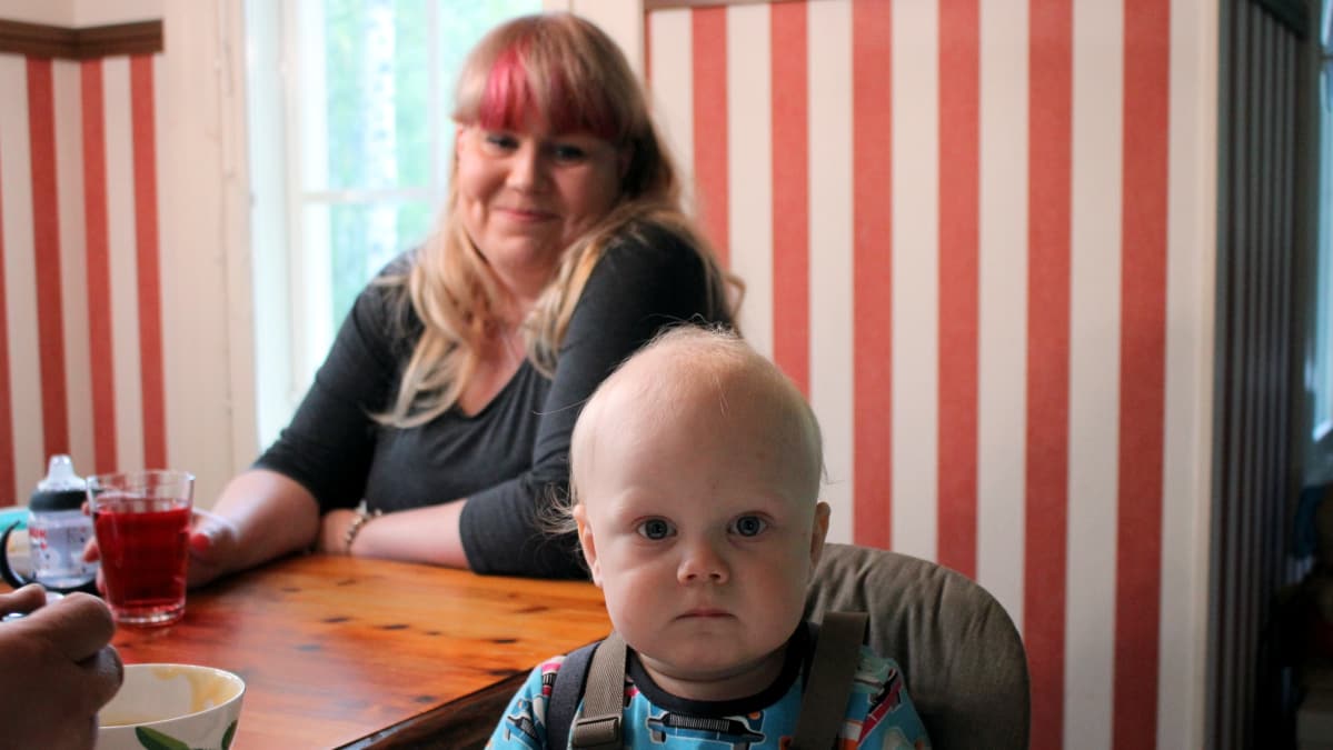 Vuoden ikäinen lapsi äitinsä kanssa.