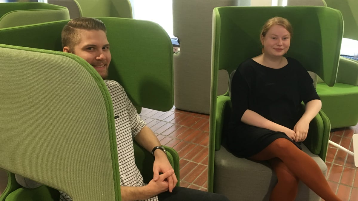 Itä-Suomen yliopiston kampustuutorit Eemeli Saari ja Maija Joensuu istuvat yliopiston aulassa.§
