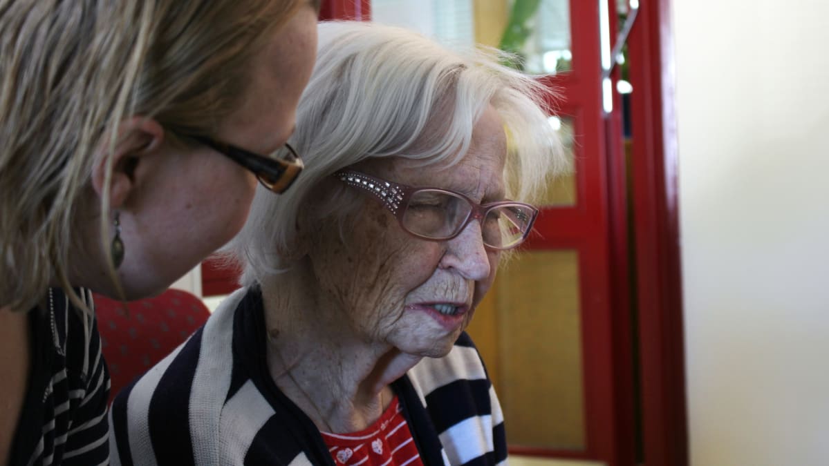 Vanhainkodin asukas Hilkka Ronkainen.