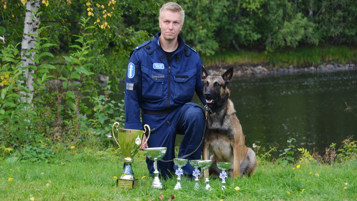 Toni Tarkiainen ja poliisikoira Viksu.
