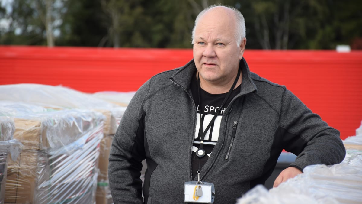 Osuuskauppa Hämeenmaan tekninen isännöitsijä Hannu Tauriainen.