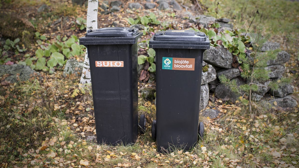 Kaksi jäteastiaa.