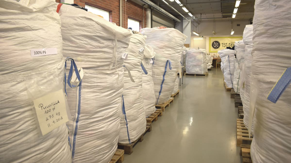Lajiteltua poistotekstiiliä Turun Seudun poistotekstiilimyymälä TST-Texvexin tiloissa.