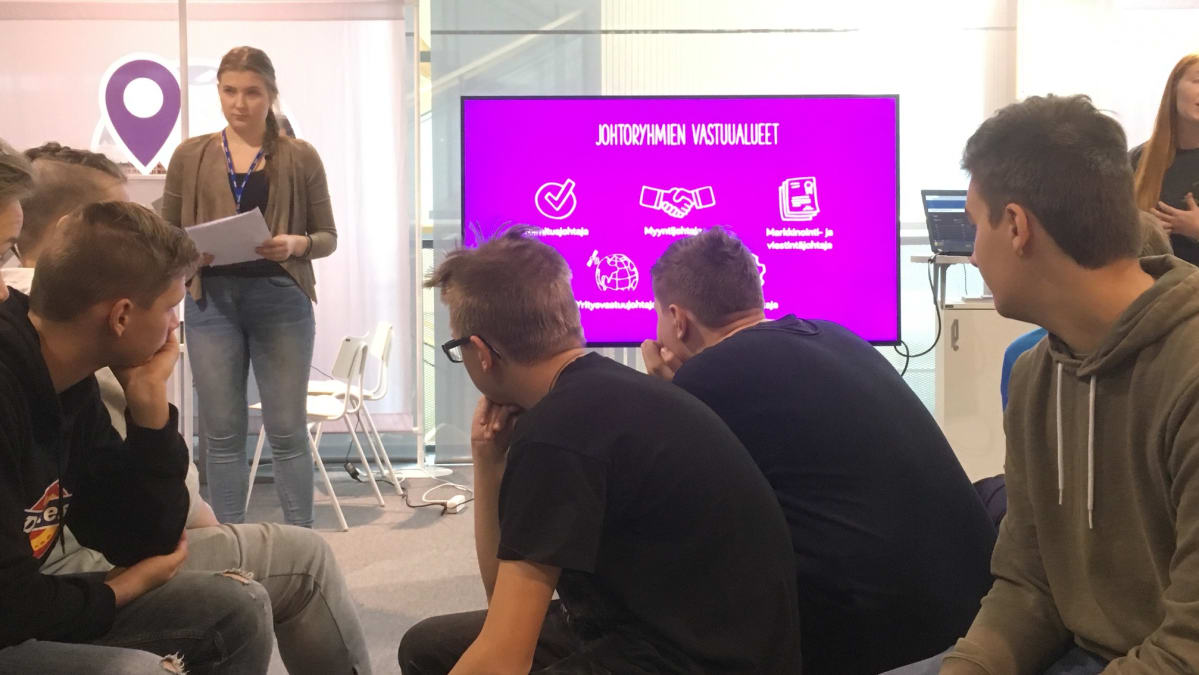 Ohjaajat selittävät tehtää nuorille Yrityskylässä Lahdessa