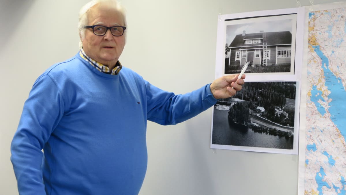 Mies näyttää kuvaa