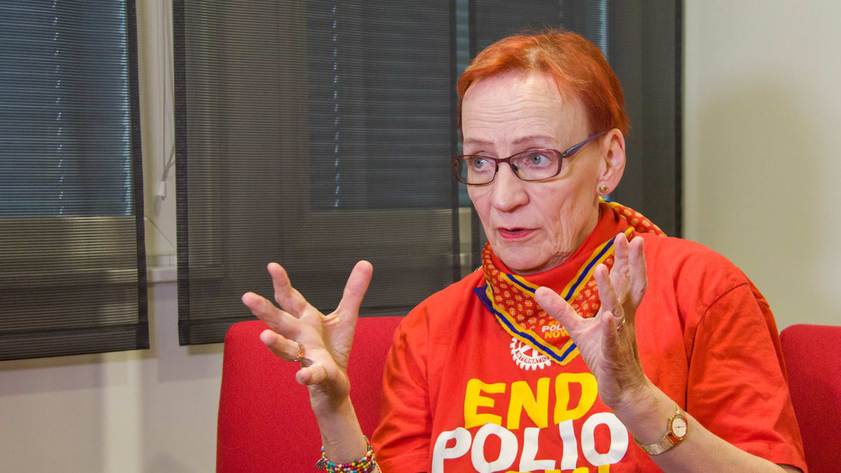 Lääkäri Leila Risteli istuu penkillä.