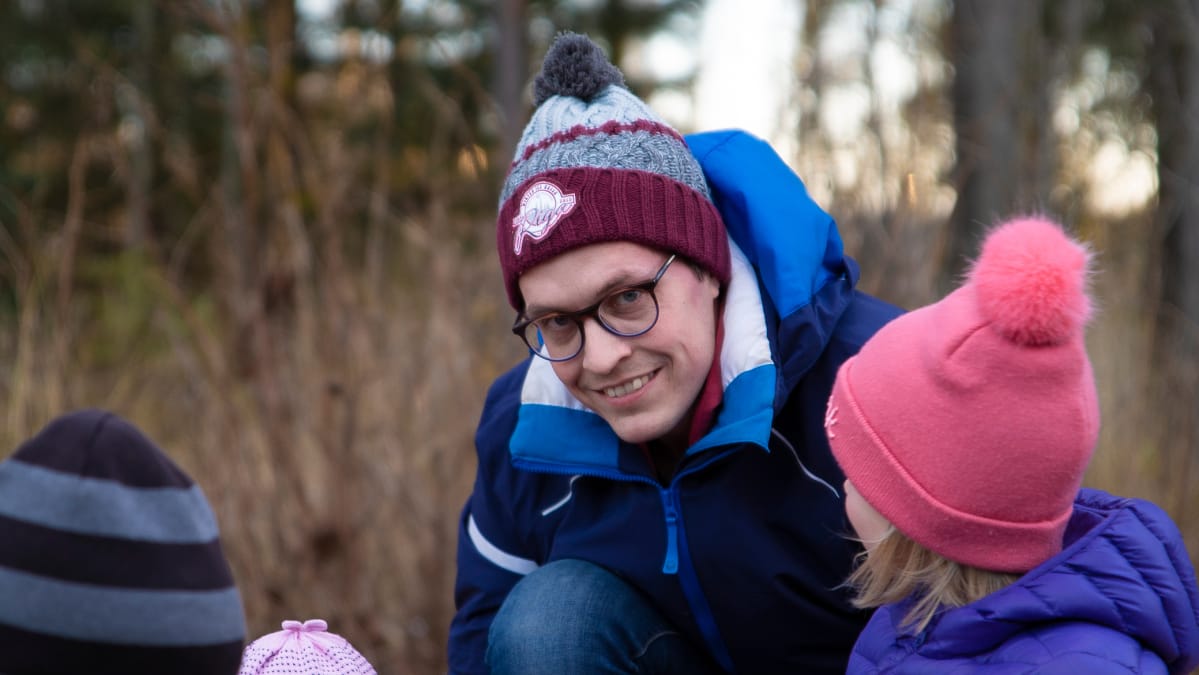 Antti Lehtokannas lasten kanssa hiekkalaatikolla.