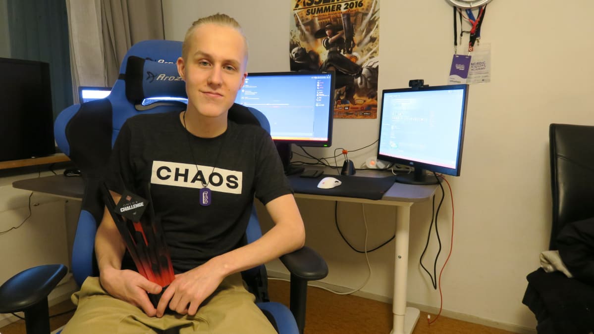 Paavo Voutilainen ja TwitchCon-pokaali.