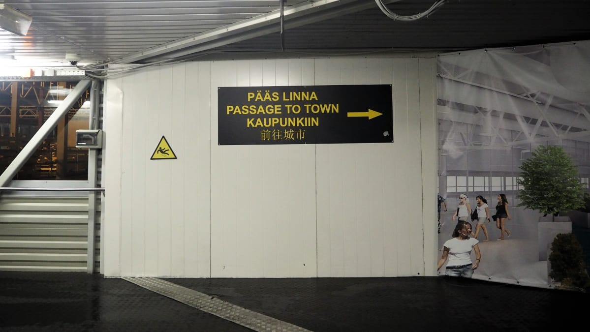 Tallinnan satamassa on nykyään opasteet myös kiinan kielellä.