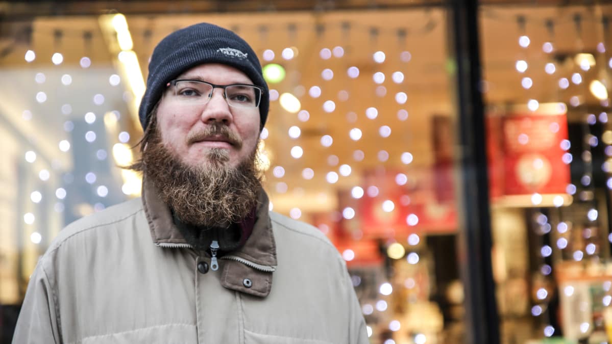 Heikki Varis jouluvalojen edessä.
