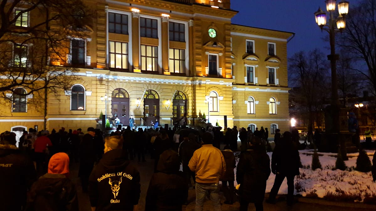 Mielenosoitus oulun kaupungintalon edustalla.
