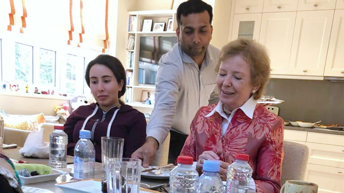 Sheikha Latifa (vas.) ja Mary Robinson (oik.) Lafitan kotona Dubaissa.