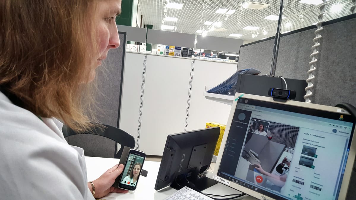 Apteekkari Kati Rantoja käynnistelee Remomedi oy:n toimittamaa Kuusamon Keskusapteekin videoapteekkia.