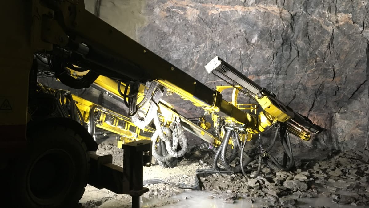 Porajumbo poraa Liipolan tunnelityömaalla reikiä kallioon tammikuussa 2019.