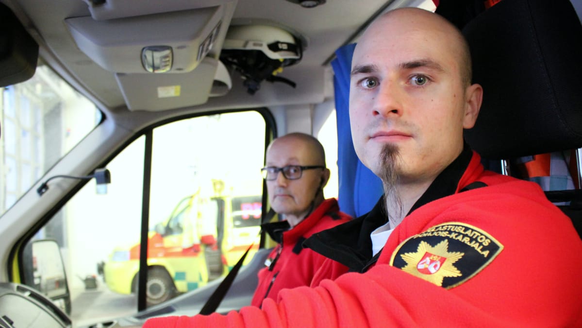 Ensihoitajat Tuomas Valtonen ja Vesa Parviainen ambulanssissa.