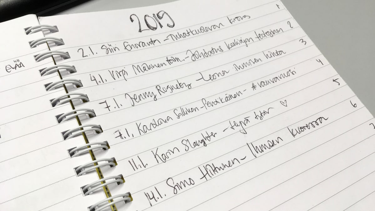 Lukuhaaste-lista vihkoon kirjattuna