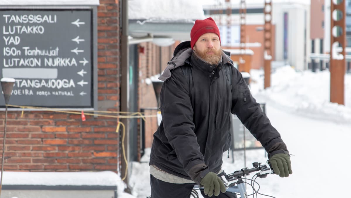 Vegaani Atmananda Puri pyöräilee talvisissa maisemissa.