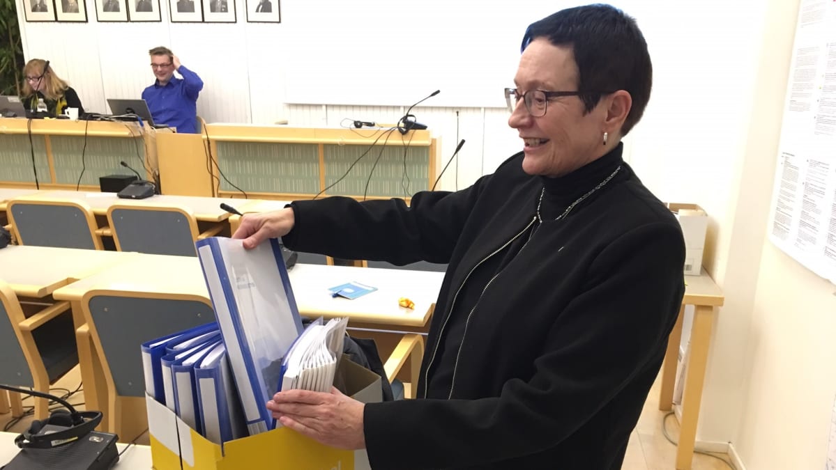Suunnittelujohtaja Riitta Lönnström Pohjois-Lapin maakuntakaava 2040 -aineiston kanssa.