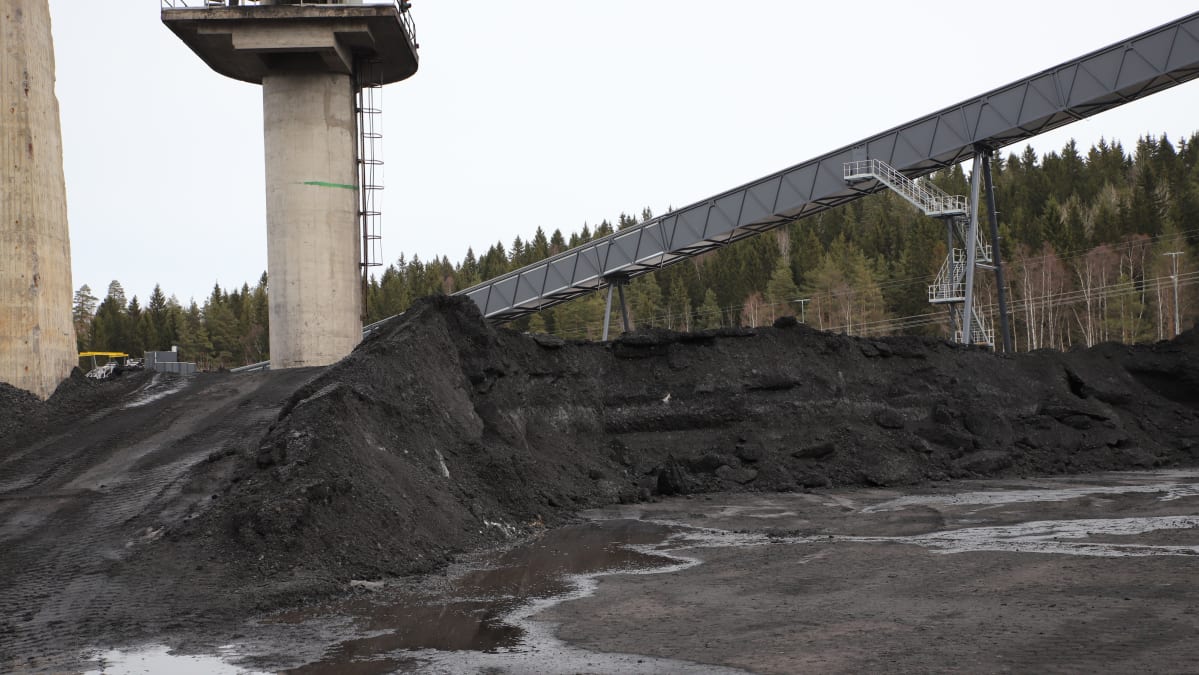 Lahti Energian Kymijärven voimalaitosten pihassa kivihiilikasa väistyy muiden polttoaineiden tieltä