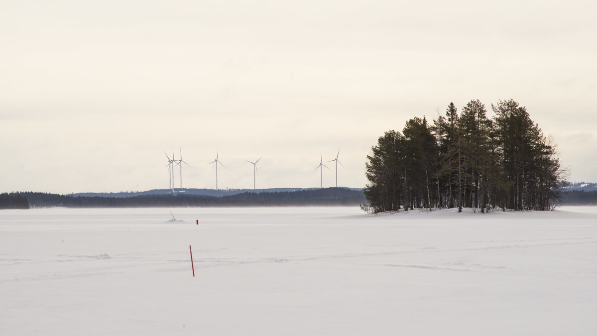 Tuulivoimala, 7 myllyä Saukkovaarassa Posion ja Kuusamon rajalla Himmerkistä katsottuna. Etäisyys 23 kilometriä.