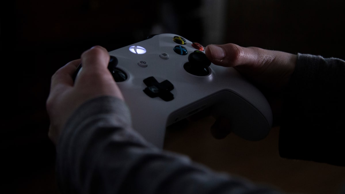 Xbox pelikonsolin ohjain lapsen kädessä