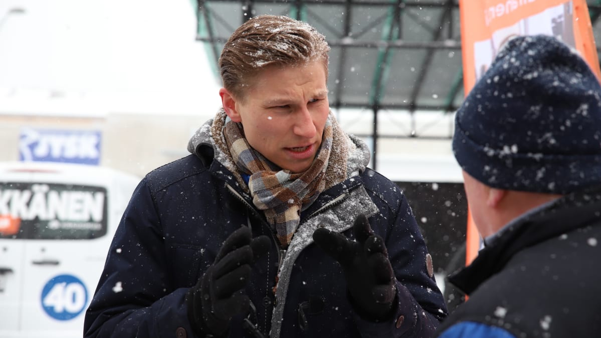 Antti Häkkänen tapaamassa äänestäjiä Pieksämäen torilla