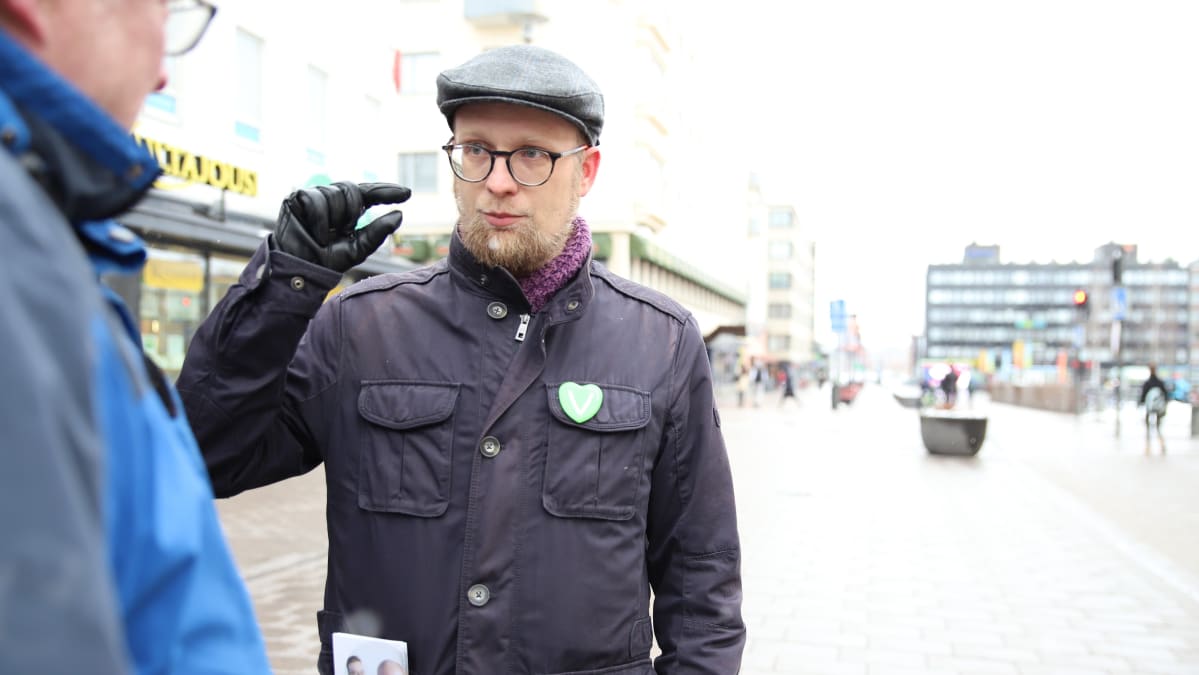Veli Liikanen Mikkelin kävelykadulla