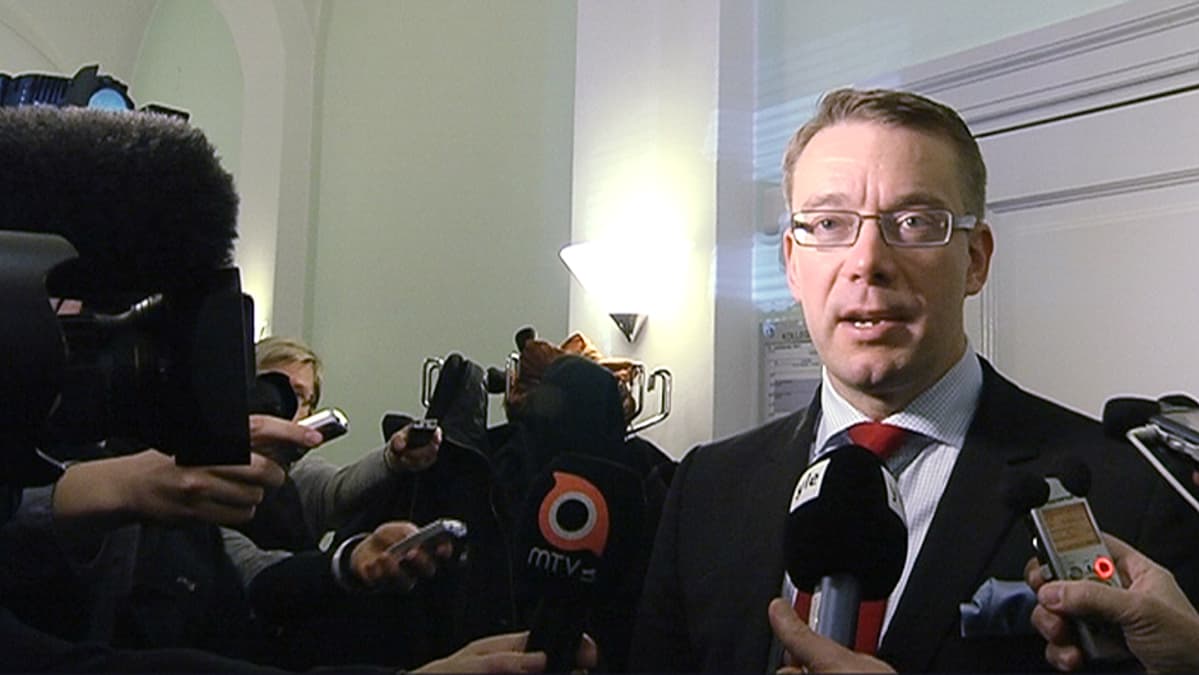 Puolustusministeri Stefan Wallin puhuu toimittajille