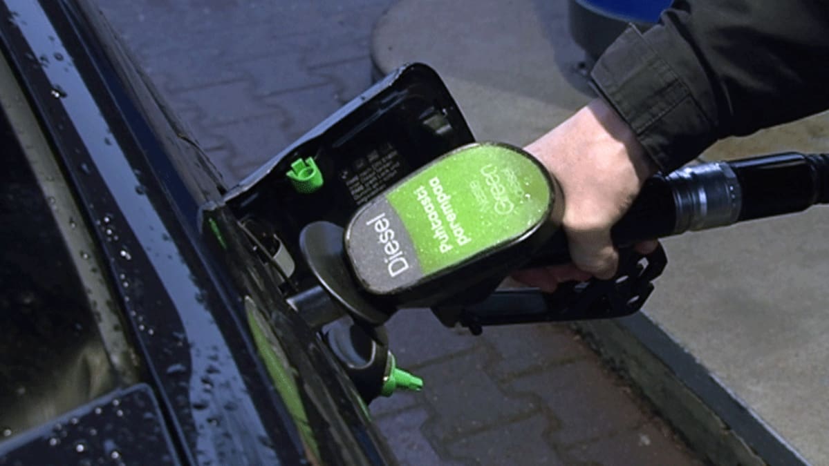 Autoilija tankkaa dieseliä Nesteen bensa-asemalla.