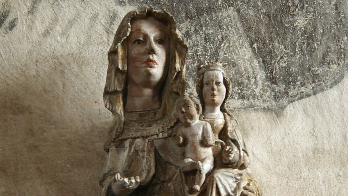 Hattulan Madonna on "Liedon mestarin" koulukunnan tunnetuin työ 1300-luvulta. Hattulan Pyhän Ristin kirkossa on säilynyt eniten keskiajan veistoksia.