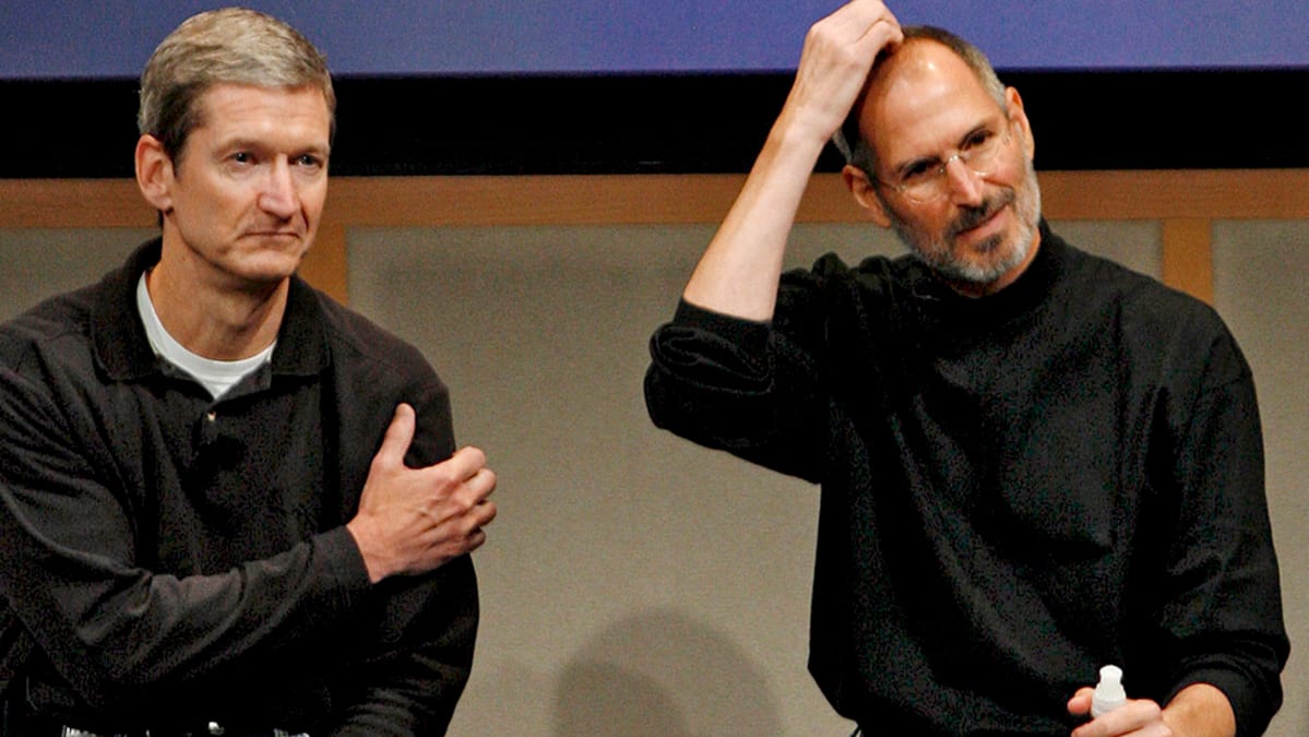 Tim Cook ja Steve Jobs yhteiskuvassa.