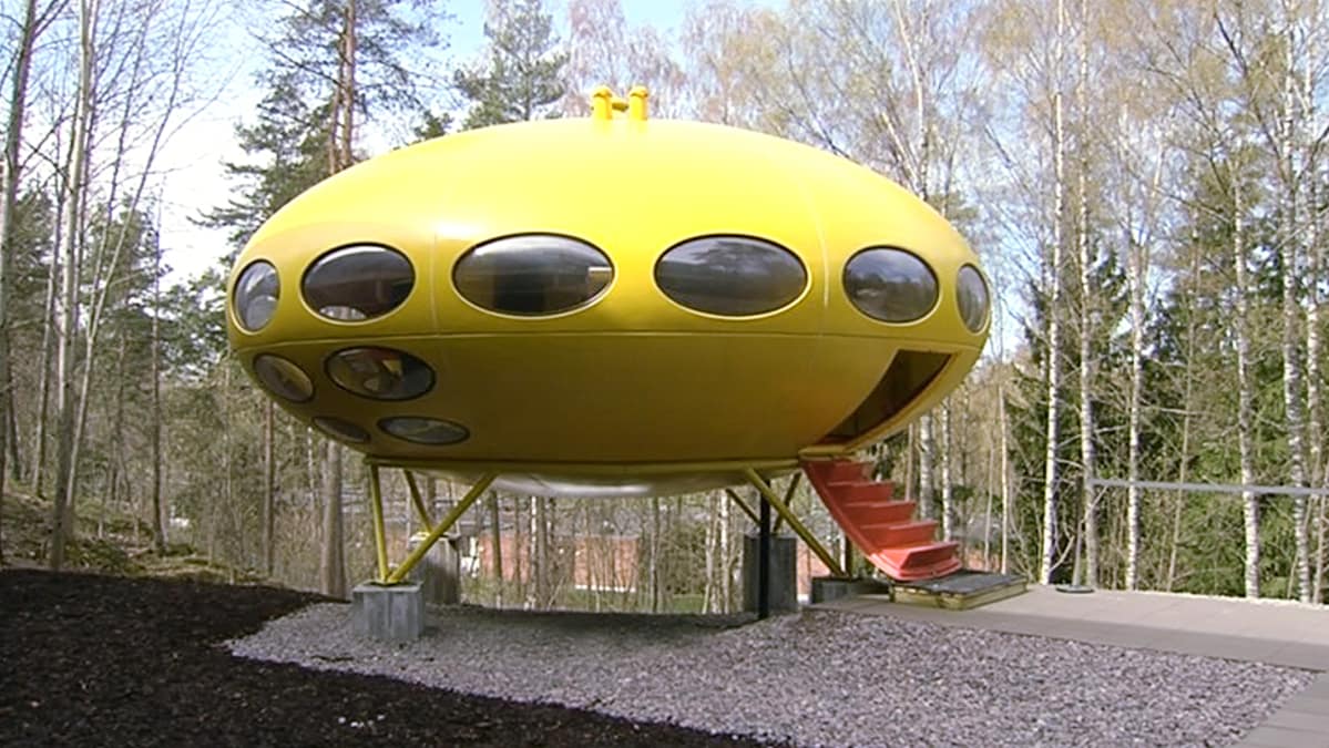 Futuro-talo WeeGee-keskuksen pihalla Espoossa.