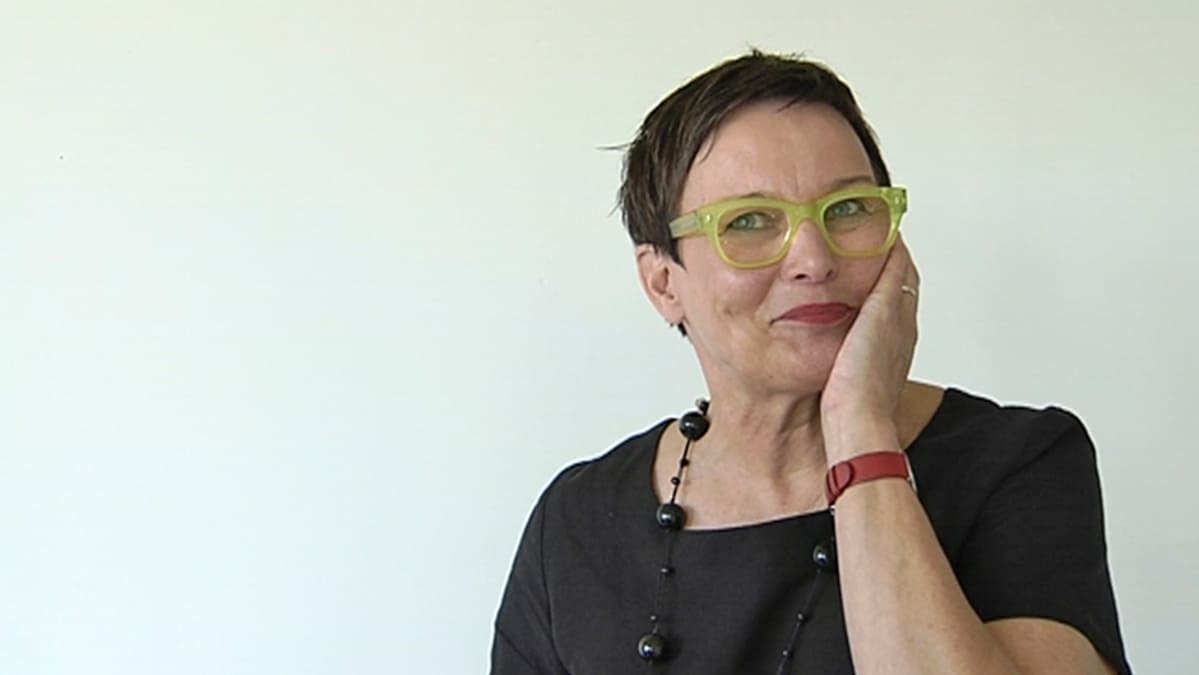 Aalto-yliopiston taiteiden ja suunnittelun korkeakoulun dekaani Helena Hyvönen.