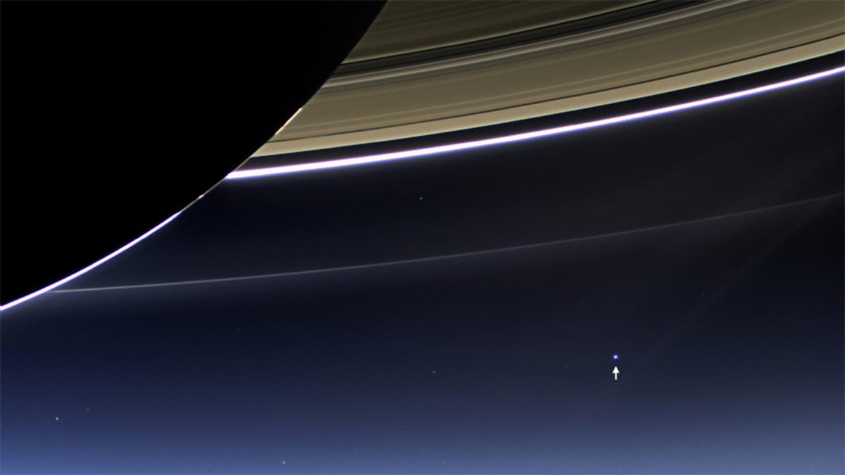 NASAN Cassini-avaruusalukselta otettu valokuva Saturnuksen renkaasta ja Maasta.