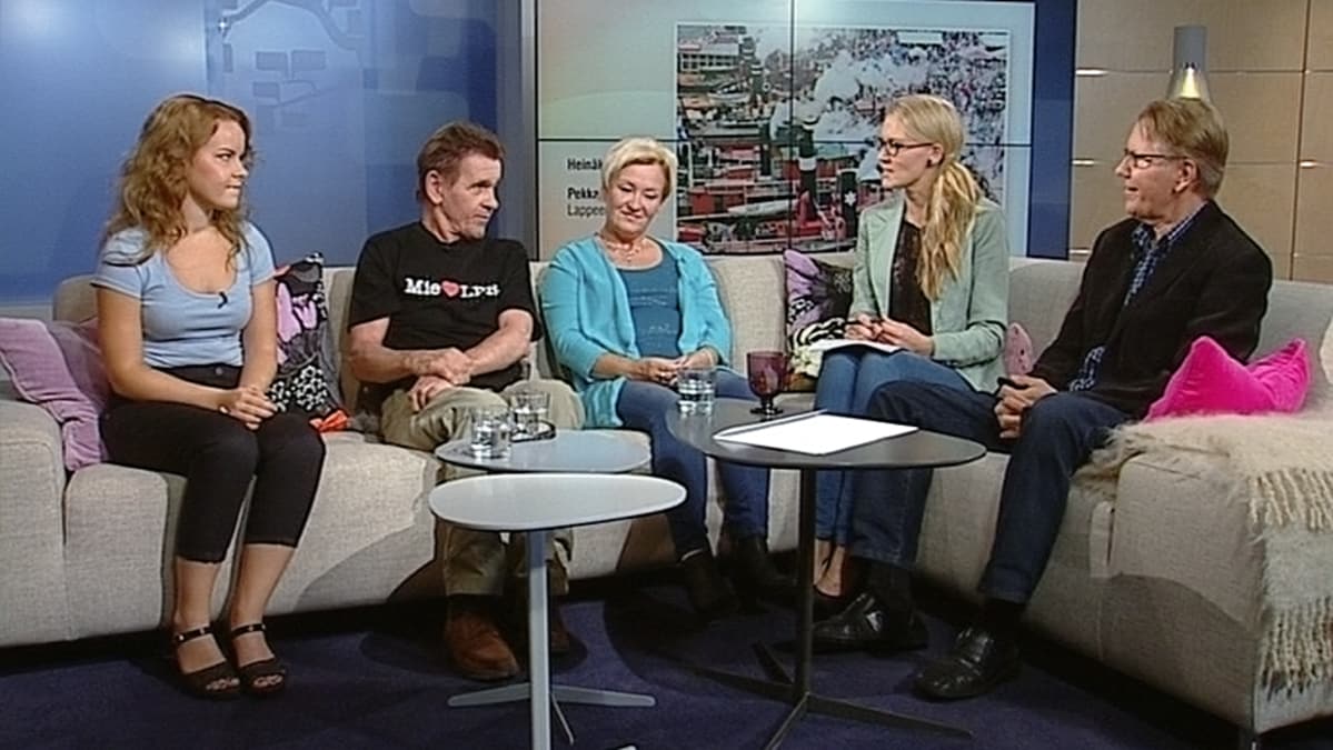 Aamu-tv:n Kesäkuva-kilpailun eri kuukausien voittajat Hanna Åman, Pekka Kokko ja Arja Löytynoja sekä kilpailun tuomari Pekka Punkari.