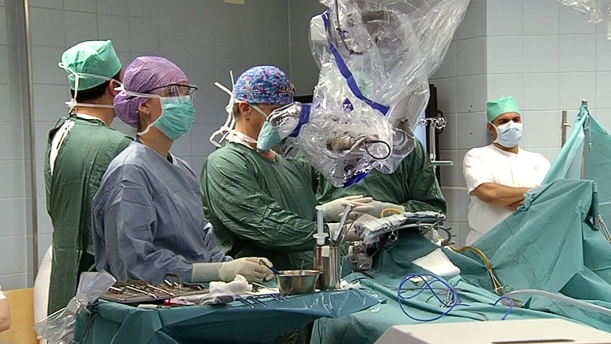 Neurokirurgi Juha Hernesniemi leikkaustiimeineen poistamassa potilaalta epämuodostunutta aivoverisuonta Töölön sairaalassa Helsingissä vuonna 2013.
