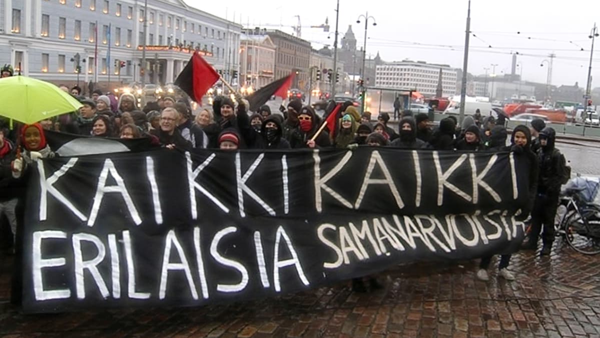 Rasismin vastaisen mielenosoituksen osallistujia.