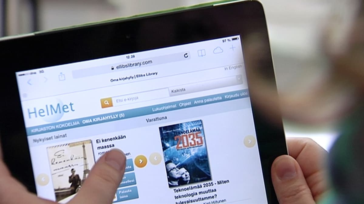 Henkilö selaamassa kirjaston e-kirjasivustoa tabletilla.
