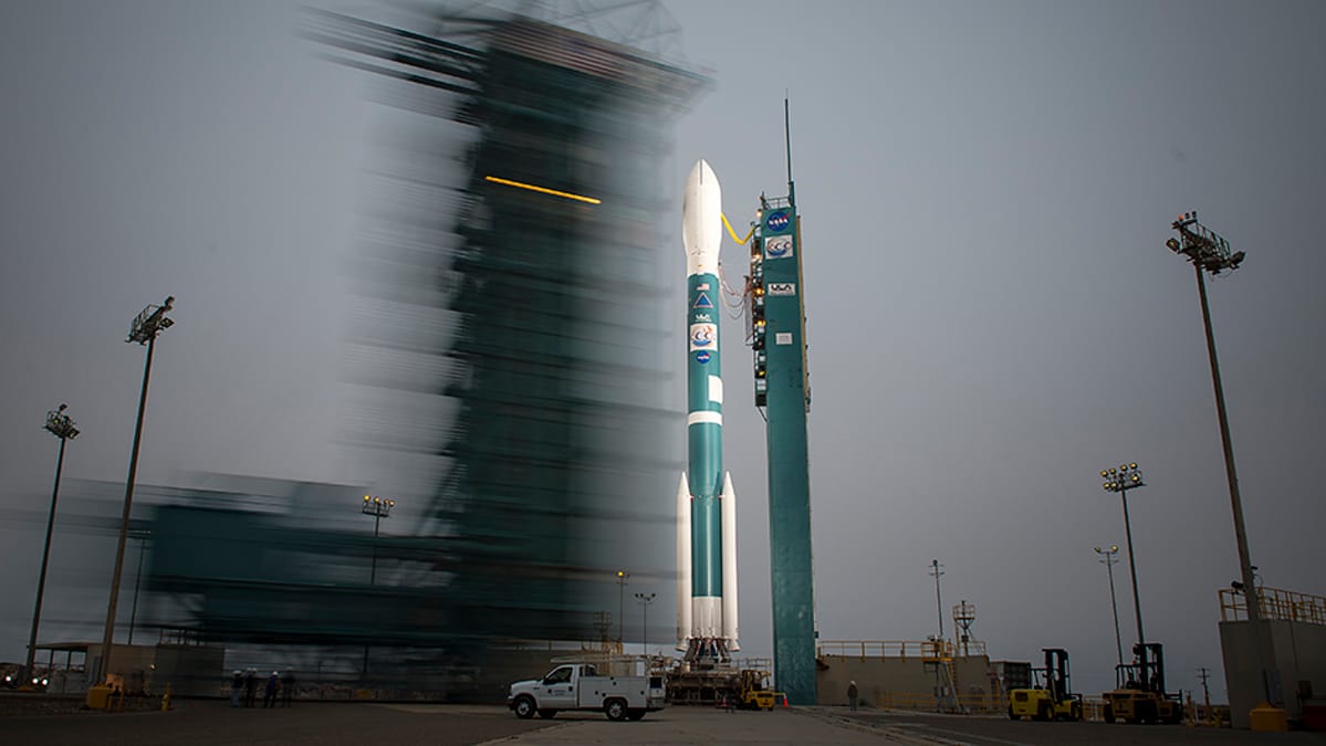Delta II -raketin vierellä ollut nosturiteline vedetään syrjään vähän ennen laukaisua.