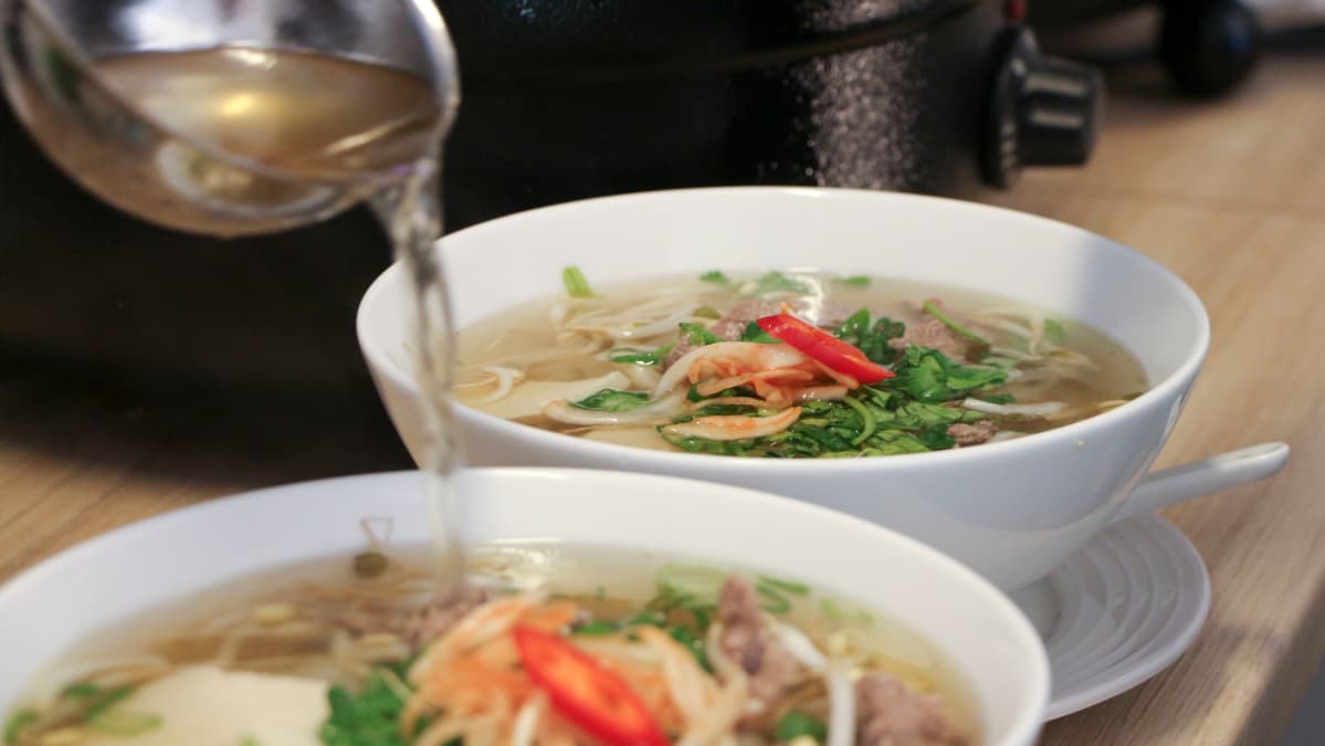 Lientä kaadetaan vietnamilaiseen Pho-keittoon.