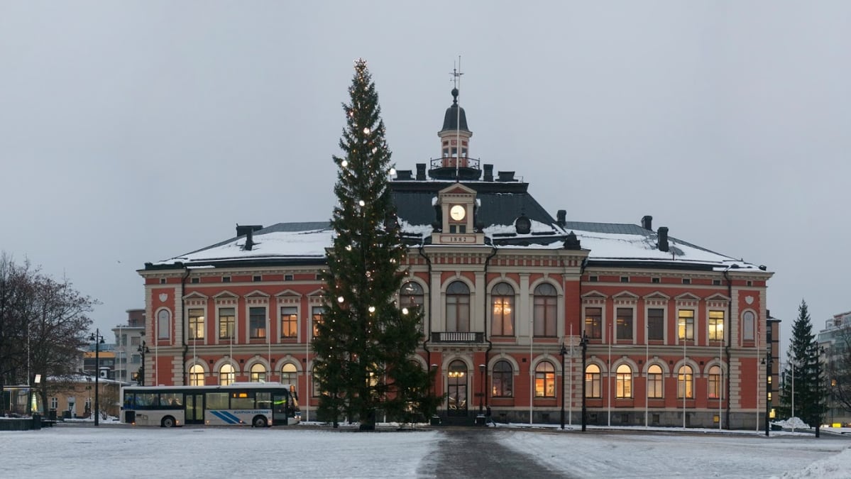 Kuopion torin joulukuusi aamuhämärissä.
