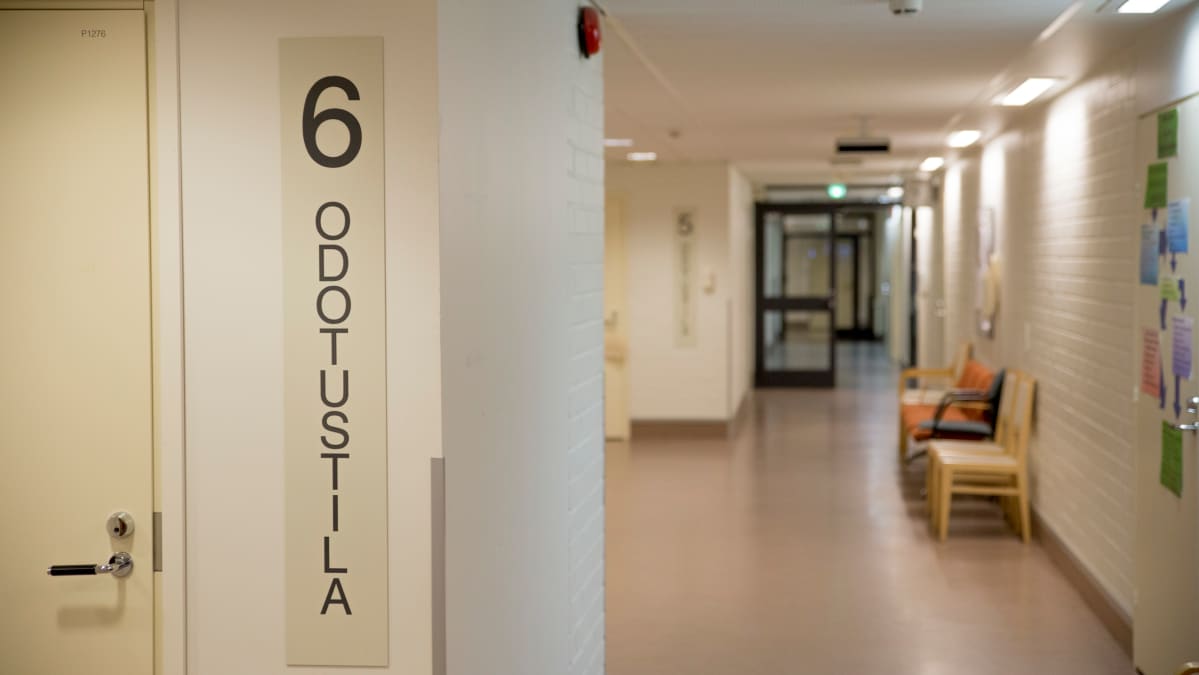 Keravan terveyskeskus, tyhjä odotustila 6