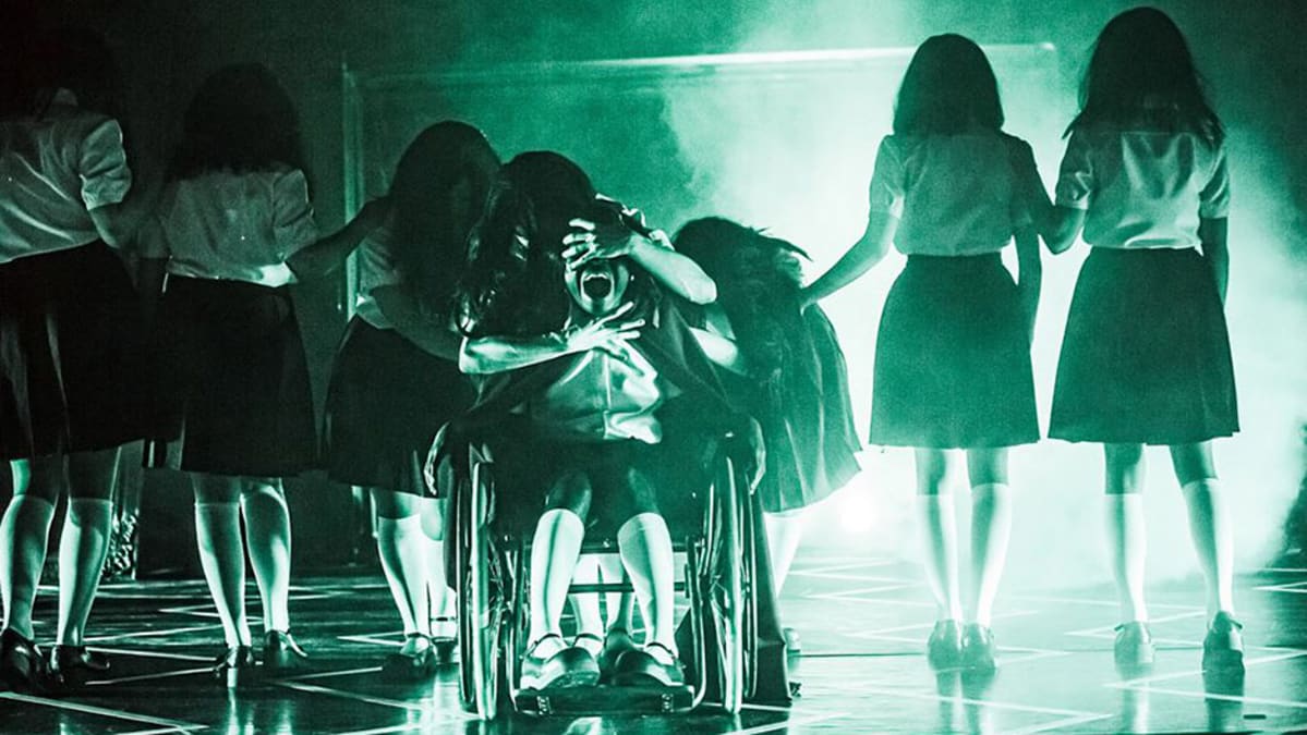 Naisia teatteriesityksessä