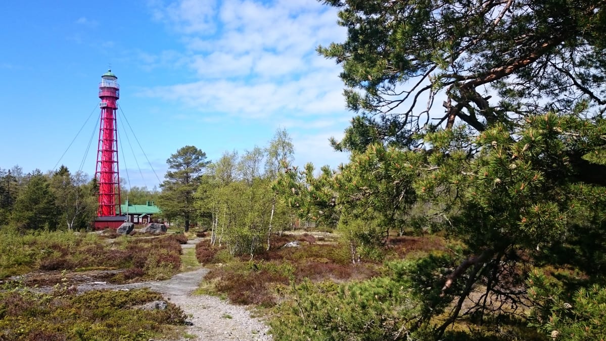 Valassaarten majakka aurinkoisena kesäpäivänä.